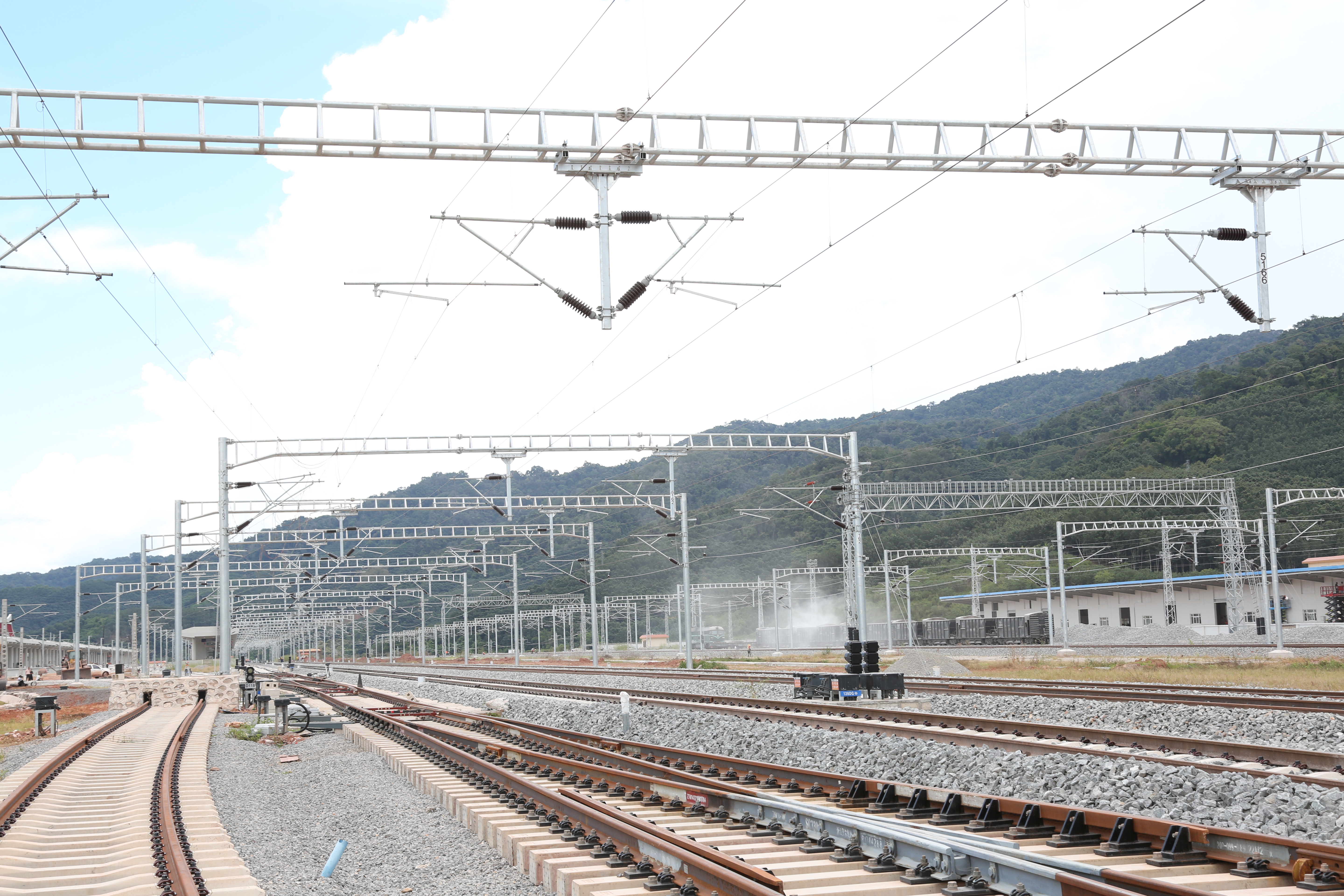 中老铁路双线区段送电成功，标志性节点为年底开通奠定坚实基础